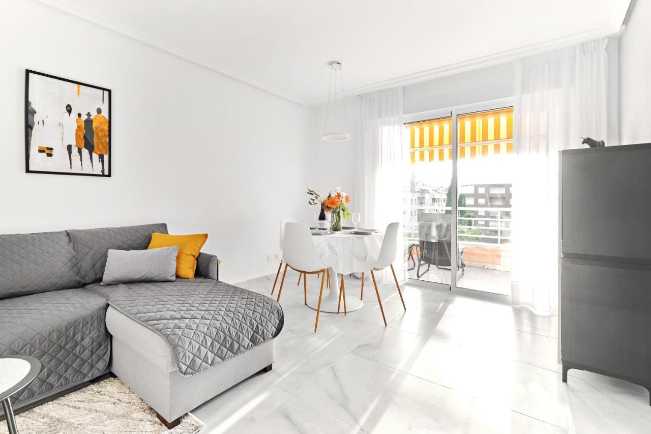 Lovely Sunny Apartment With Shared Pool And Private Parking Торрев'єха Екстер'єр фото