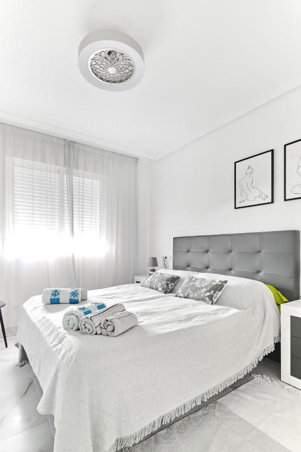 Lovely Sunny Apartment With Shared Pool And Private Parking Торрев'єха Екстер'єр фото