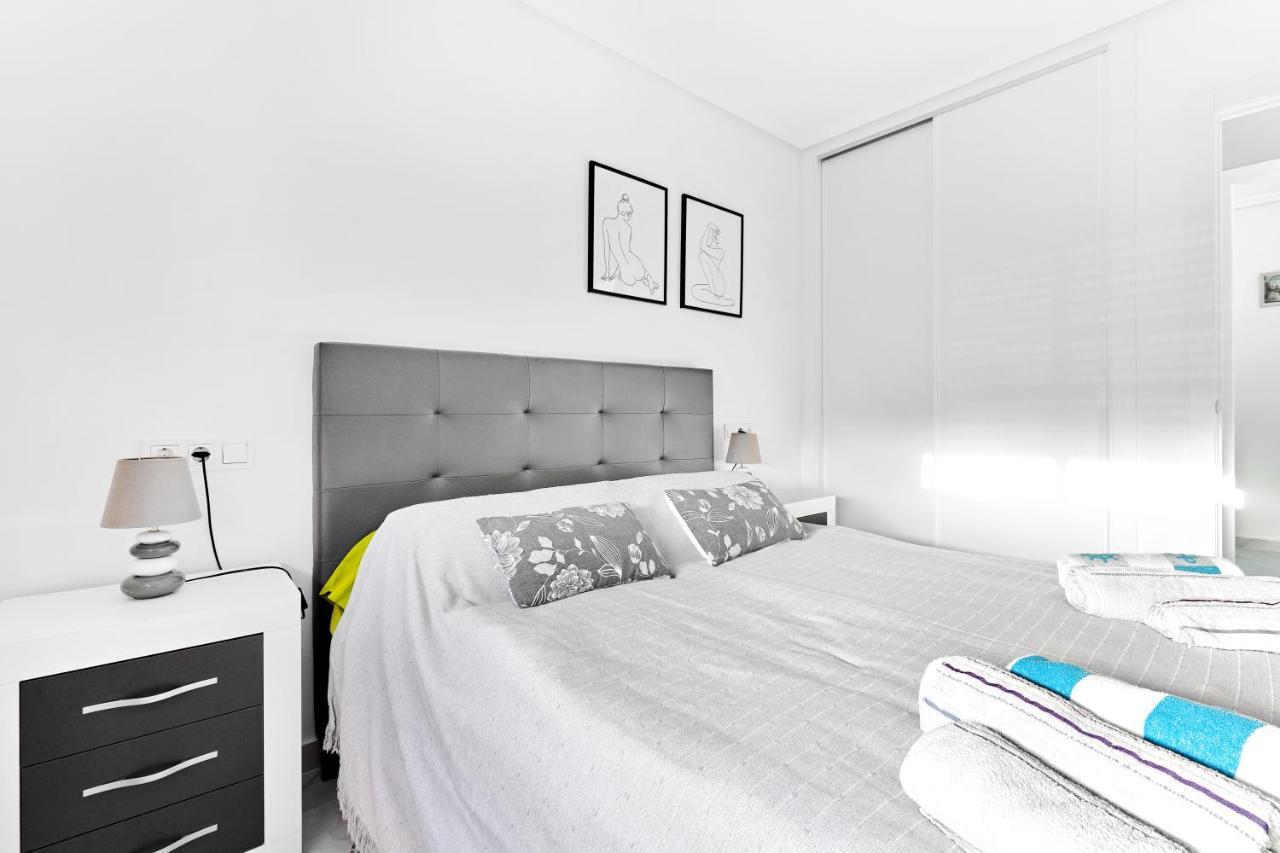 Lovely Sunny Apartment With Shared Pool And Private Parking Торрев'єха Екстер'єр фото